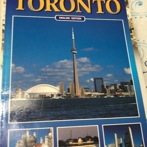 Book about Toronto - Picture 1 of 4